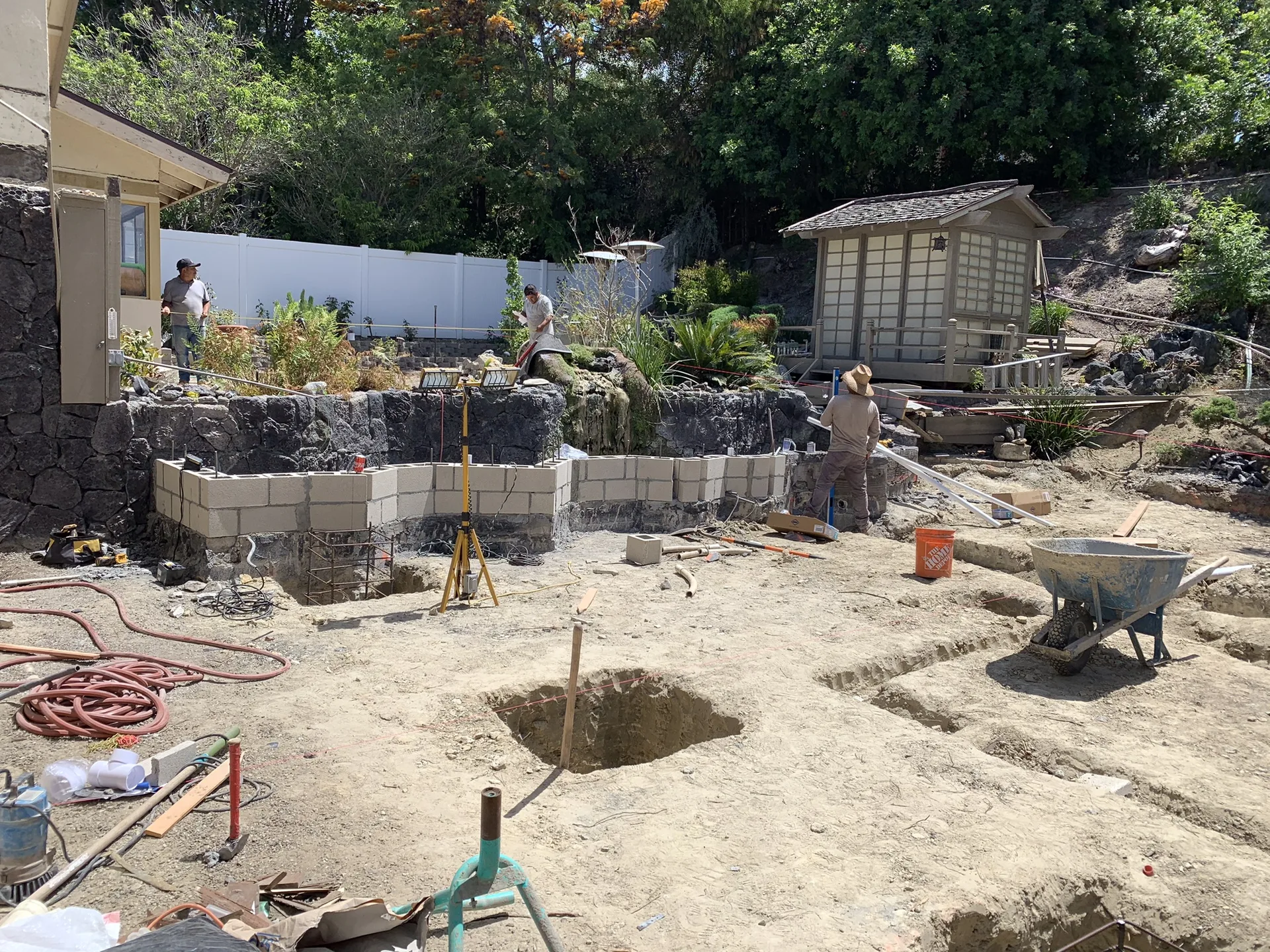 Retaining wall layout during construction